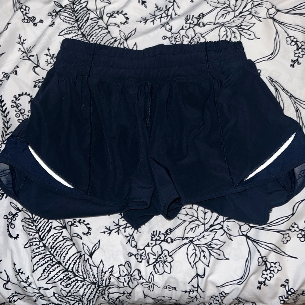 lululemon size 4 hotty hots 2.5”